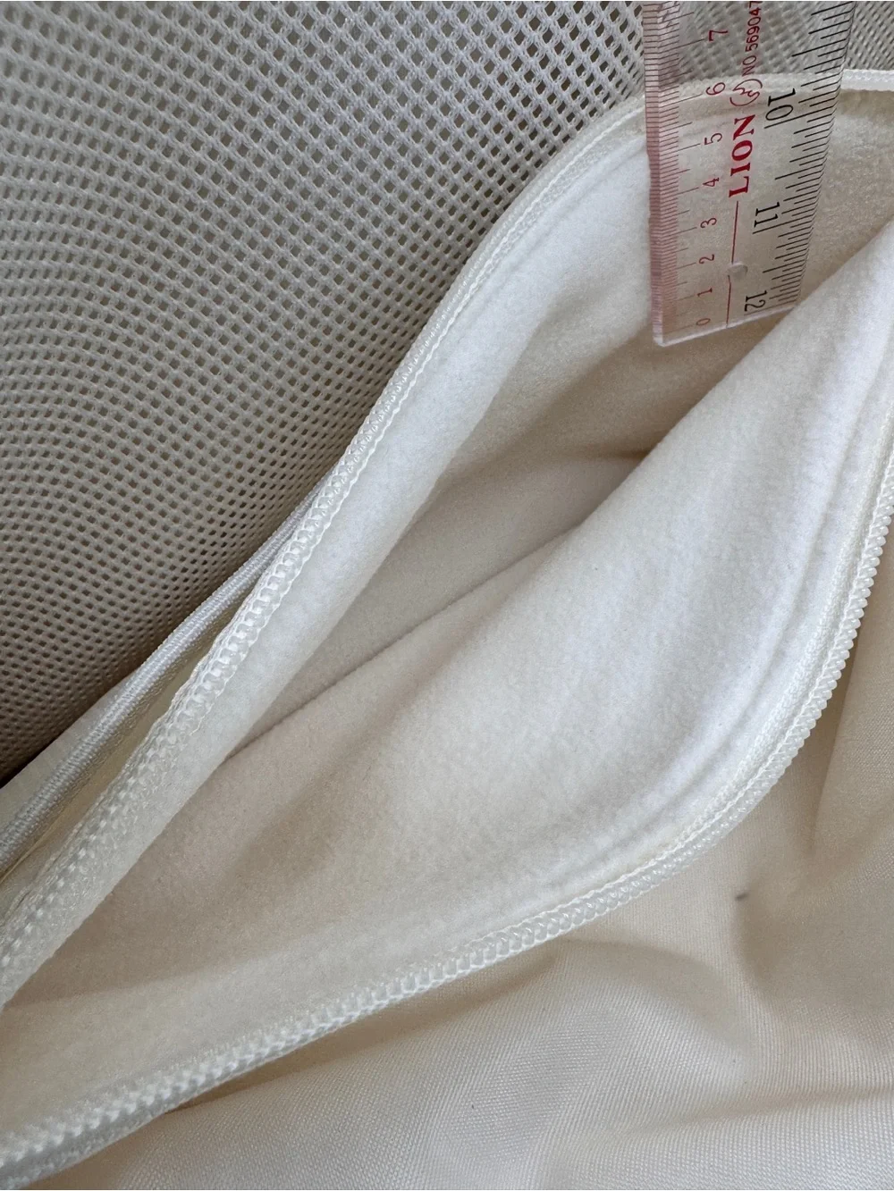 The North Face Base Camp Voyager Sling Bag 11L White Dune Cream Crossbody NWT